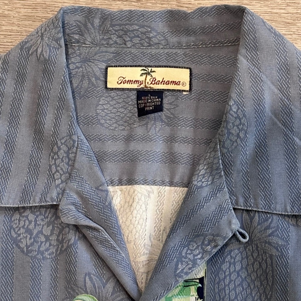 Tommy Bahama Silk Button Down Mens Large Blue Cocktail Pineapple Hula Camp Shirt - Picture 3 of 8
